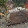 Rocha gigante desliza e interdita trânsito na Serra do Rio do Rastro