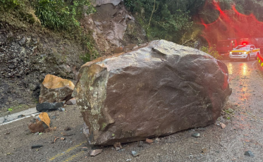 Rocha gigante desliza e interdita trânsito na Serra do Rio do Rastro