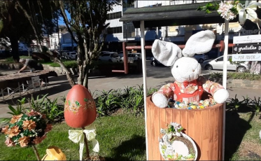 Praça Anita Garibaldi recebe decoração de Páscoa