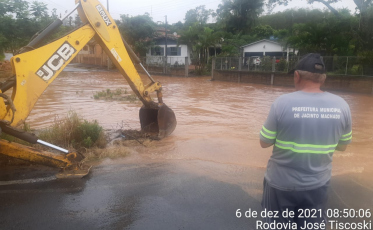 Defesa Civil de Jacinto Machado atua em alagamento de rua 
