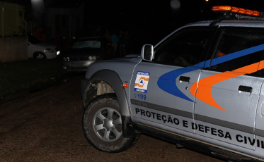 Família é retirada de residência após deslizamento