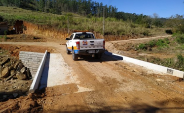 Defesa Civil entrega kit de transposição em Pedras Grandes