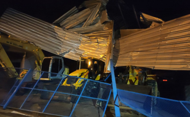 Temporal em Içara destelhou casas, arrancou estruturas e árvores