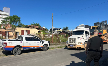 Casa abandonada no Centro é demolida pela Defesa Civil de Içara