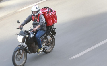 Justiça do Trabalho determina que Uber aumente proteção a entregadores