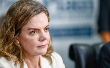 PT sugere salário mínimo para 100 milhões de brasileiros