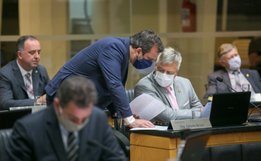 Deputados cobram demissão do secretário da Casa Civil