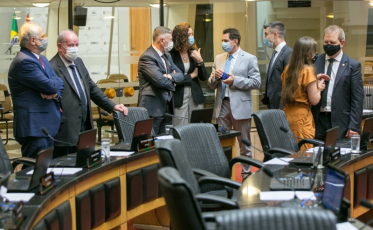 Deputados criticam nota da Facisc e dão sugestões à governadora interina