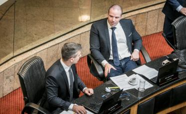 Deputados celebram e criticam aglomerações em Santa Catarina