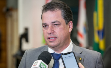 Minotto comemora liberação de recursos para quadra coberta em escola