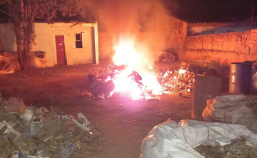 Depósito de reciclagem é atingido por incêndio em Criciúma