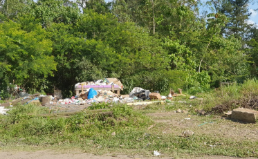 Acesso a ponto turístico vira depósito de lixo