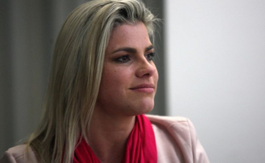 Velório de Tati Teixeira acontece no Teatro Municipal Elias Angeloni