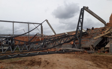 Desabamento de ginásio fere trabalhadores em Braço do Norte