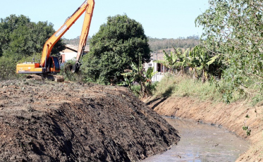 Mais de 60 quilômetros de rios e córregos desassoreados em Criciúma
