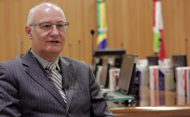 Todo voto é presencial, adverte presidente do TRE