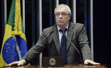 “A política precisa de gente honesta, mas me dizem que pode manchar meu currículo”