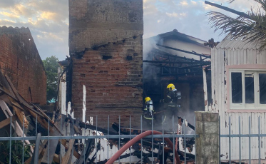 Fogo destrói residência em Araranguá