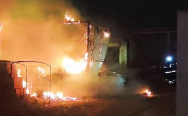 Incêndio destrói residência em Balneário Rincão