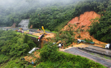 Imagens mostram estrago causado pelo deslizamento na BR-376 (VÍDEOS E FOTOS)