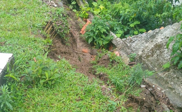 Muro desmorona após deslizamento de terra em Criciúma