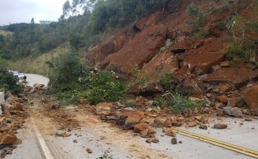 Trânsito em meia pista na Serra da Rocinha