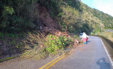 Queda de barreira deixa trânsito em meia pista na Serra do Rio do Rastro