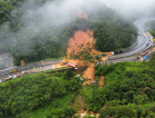 Imagens mostram estrago causado pelo deslizamento na BR-376 (VÍDEOS E FOTOS)