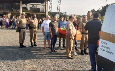 Honras militares nas despedidas ao cabo Ribeiro (VÍDEO)