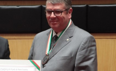 Alex Cruz conta fatos marcantes da sua carreira no Nomes & Marcas