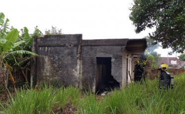 Casa abandonada habitada por moradores de rua pega fogo em Sombrio 