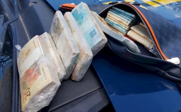 Carro de Laguna é flagrado com aproximadamente R$ 100 mil 