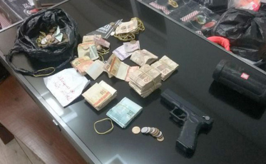 Trio assalta residência, leva R$ 12 mil e acaba preso