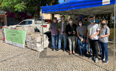 Mudas de árvores são distribuídas no Centro de Içara
