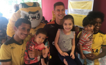 Campanha da Guerrilha Jovem entregou mais de 300 brinquedos na Abadeus