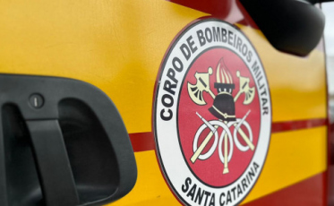 Motociclista perde controle da direção e cai em rio de Orleans