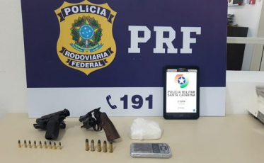 PRF e PM apreendem cocaína, revólver e pistola em Capivari de Baixo