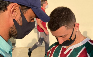 Torcedor do Tigre leva filho para tirar foto com os ídolos do Fluminense
