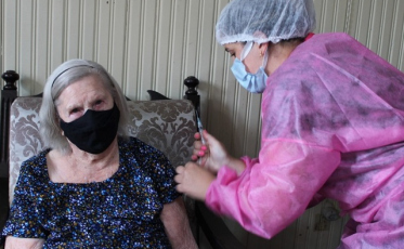 Idosos acima de 90 anos são vacinados em Urussanga