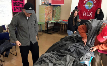 Uniformes da PRF são doados a moradores de rua