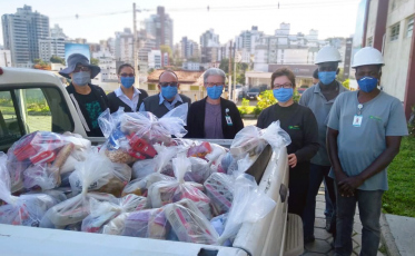 Colaboradores do HSJosé recebem doação de cestas básicas