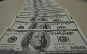 Dólar passa de R$ 4,28 e fecha no maior nível desde criação do real