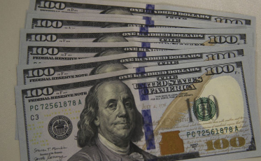 Dólar cai para R$ 4,75 com negociações entre Rússia e Ucrânia