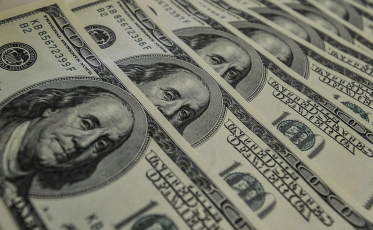 Dólar sobe a R$ 5,668 e bate recorde em dia de demissão de ministro