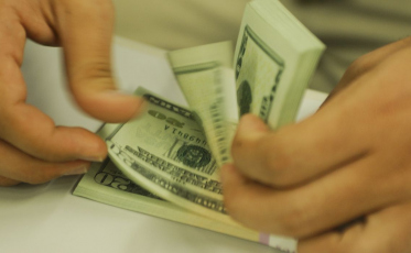 Dólar tem maior queda diária em dois anos