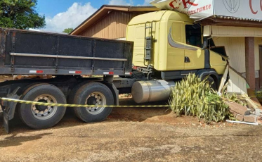 Caminhão bate em restaurante em Içara 