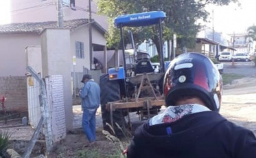 Acidente com trator deixa motociclista ferido em Içara