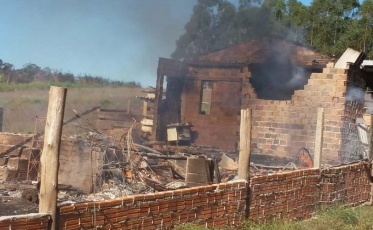 Incêndio destrói casa em Içara 