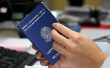 Serviços continuam liderando a geração de empregos formais na região