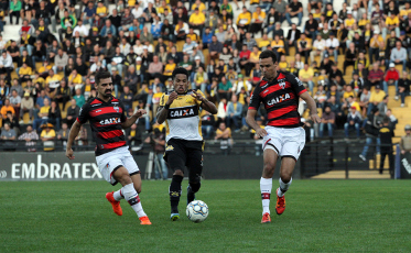 Criciúma empata em jogo de quatro expulsões